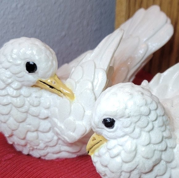 2 Vtg White Doves Peace Birds Pluming Feathers